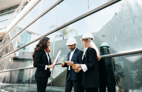 Are Real Estate Agents in Dubai Employees or Independent Contractors?